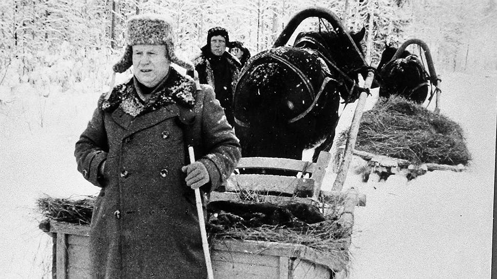 Выходец из крестьянской среды, Хрущев и незадолго до своей отставки с высших постов легко в нее погружался (1963 год) 
