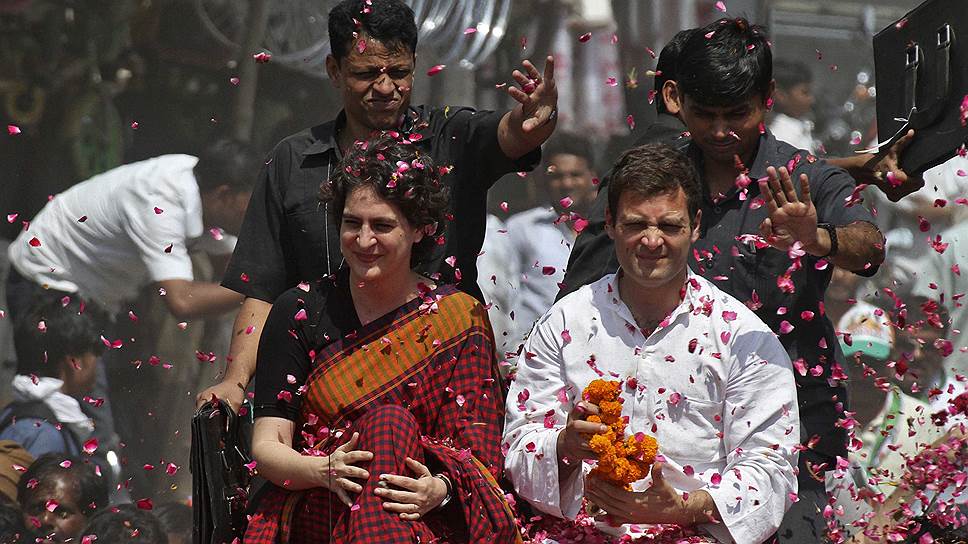 Очередной Ганди, идущий на выборы,— Рахул. На фото он рядом с сестрой Приянкой во время избирательного тура в провинции. Вокруг востор­женные сторонники, которые, однако, среди 850 млн индий­ских избирателей нынче в явном меньшинстве
