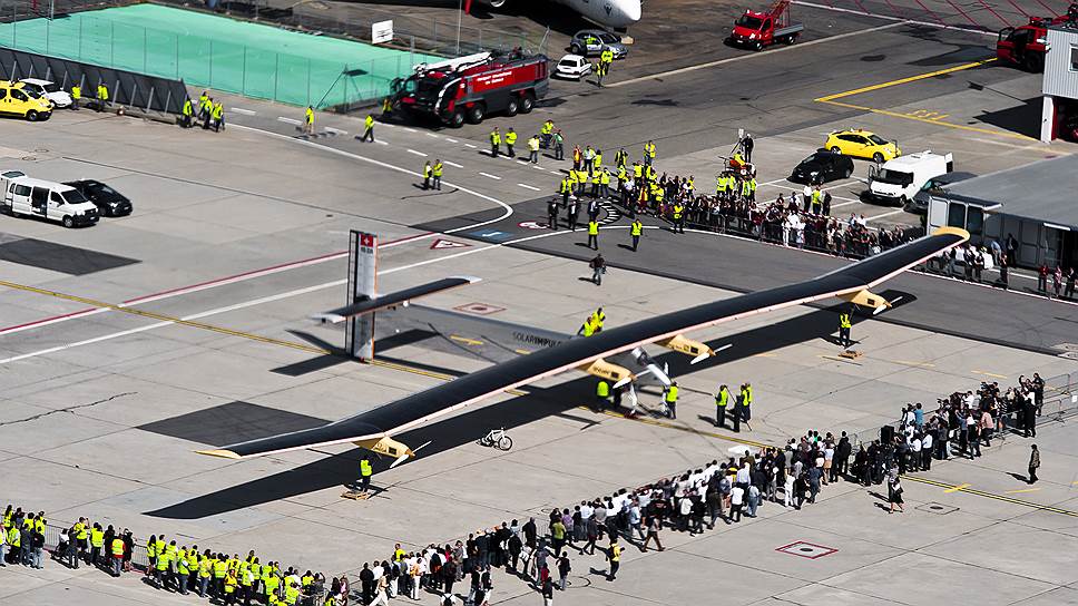 Торжественная встреча первого самолета &quot;солнечной серии&quot; в женевском аэропорту в 2010-м

