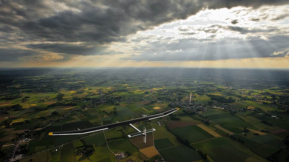 Первый самолет серии Solar Impulse в небе над Бельгией в 2011 году 
