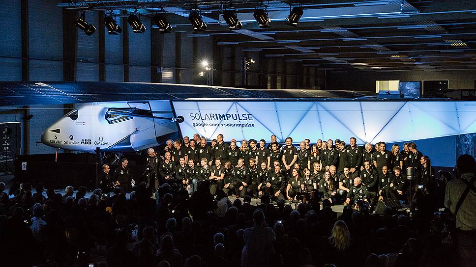 Solar Impulse 2 и его команда на презентации самолета в Швейцарии 
