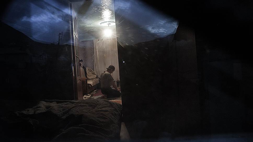 Бывший полицейский Рамзан молится в своем доме. Он вышел в отставку и поселился в горном селе после тяжелого ранения, полученного в ходе контртеррористической операции