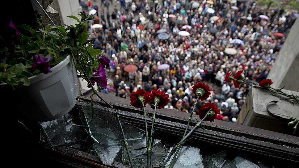 Одесса чтит память погибших в Доме профсоюзов. Из этих окон жертвы 2 мая видели совсем другую толпу