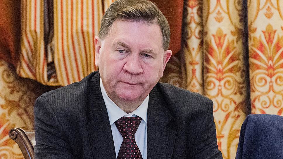 Губернатор Курской области Александр Михайлов попросил президента о досрочной отставке. Вместе с ним освобождены 45 чиновников местной администрации. Теперь все они &quot;врио&quot; 
