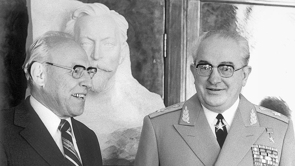 Когда Андропов возглавил страну, на КГБ он поставил своего единомышленника Виктора Чебрикова (слева)  
