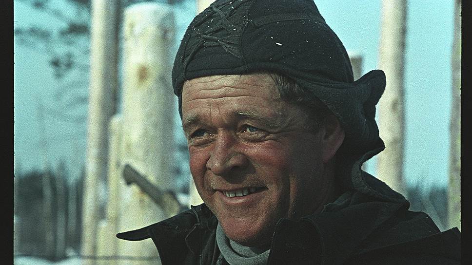 Алезий Стриганов раньше работал на тепловозе, а теперь он плотник, 1975 год 
