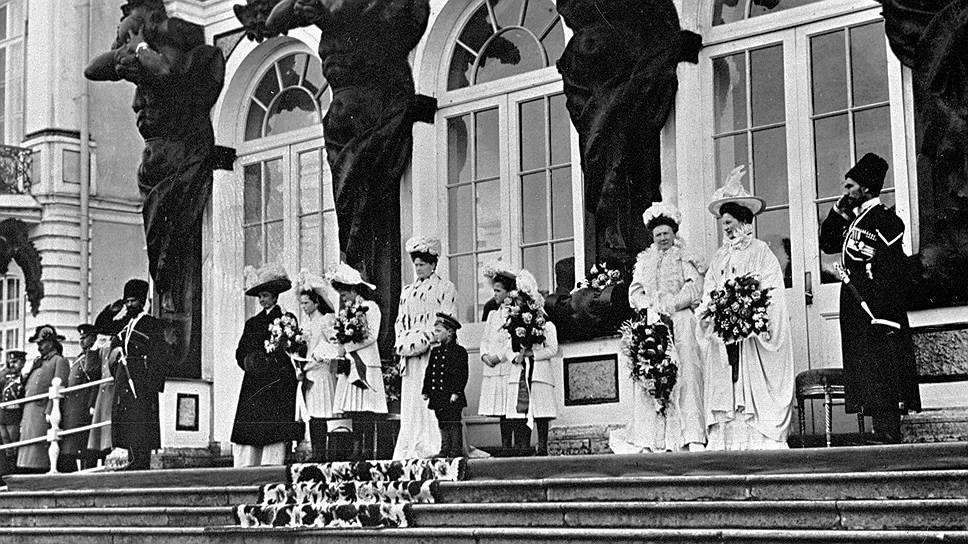 Члены императорской семьи на ступенях Екатерининского дворца в Царском Селе, 1910 год 
