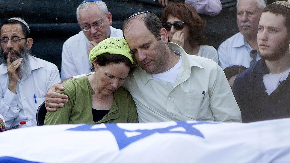 Ави и Рахиль Френкель перед гробом сына в поселении Ноф-Аялон на Западном берегу, где они жили 
