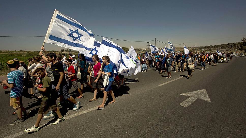В день похорон израильтяне прошли маршем и близ поселения Алон-Швут, где были похищены ученики иешив
