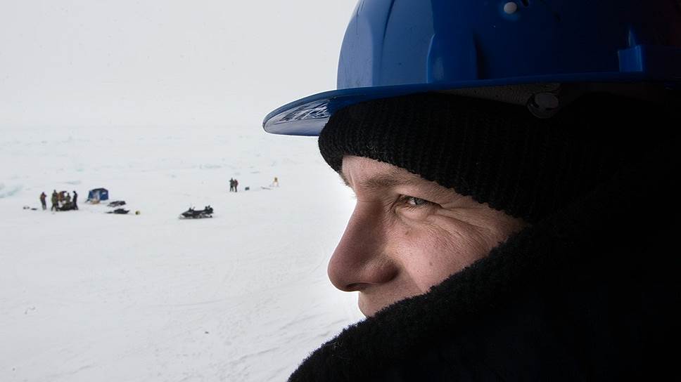 Участник экспедиции контролирует спуск остальных с борта ледокола на льдину, чтобы потом проверить, все ли вернулись 
