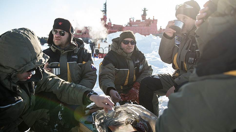 В суровых условиях Арктики поднять настроение может горячий чай 
