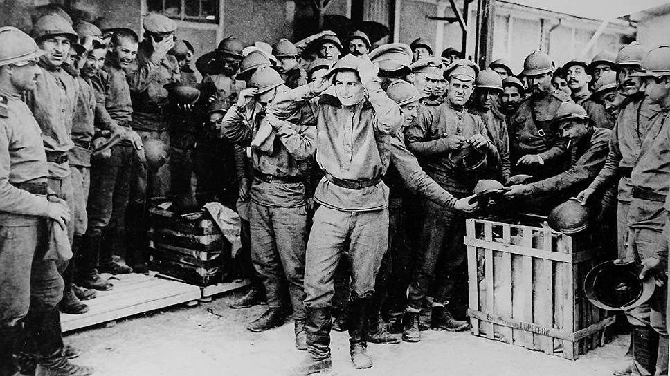 Русские солдаты примеряют французские каски в лагере Майльи под Шалоном во Франции. Архив &quot;Огонька&quot;, 1916 год 
