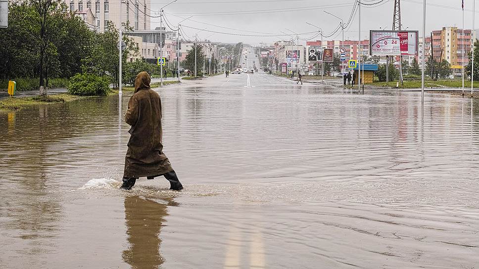 Некоторые жители, тем не менее, остались в зоне бедствия. Хотя вода вплотную подступила к их домам, сохранялась надежда, что циклон сместится 