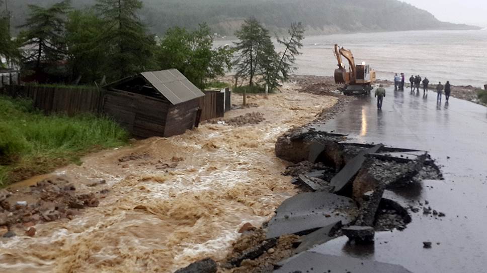 Некоторые жители, тем не менее, остались в зоне бедствия. Хотя вода вплотную подступила к их домам, сохранялась надежда, что циклон сместится 