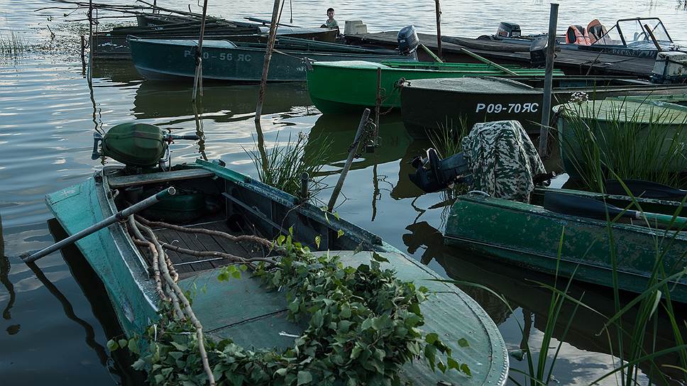 Флотилия все равно появилась: жители угощают туристов свежей рыбой 
