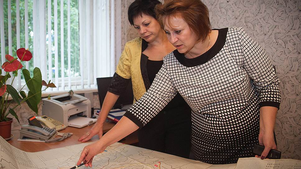 Наталья Чиндина и Татьяна Стельмах объясняют маршруты школьных автобусов 