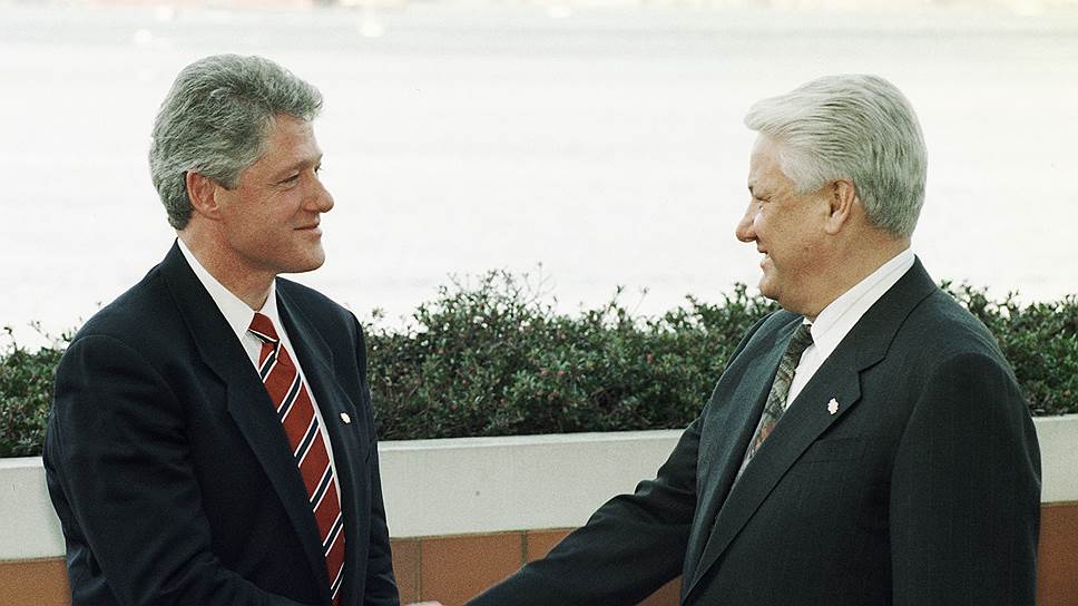 Лучше, чем при президентах Клинтоне и Ельцине, отношения РФ и США, кажется, просто быть не могли. Но потом встал вопрос: за чей счет дружим? 
