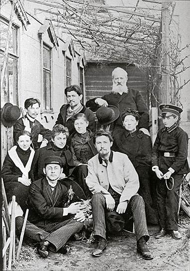 Чехов с семьей и друзьями во внутреннем дворе своей квартиры на Садово-Кудринской в Москве. 1890 год