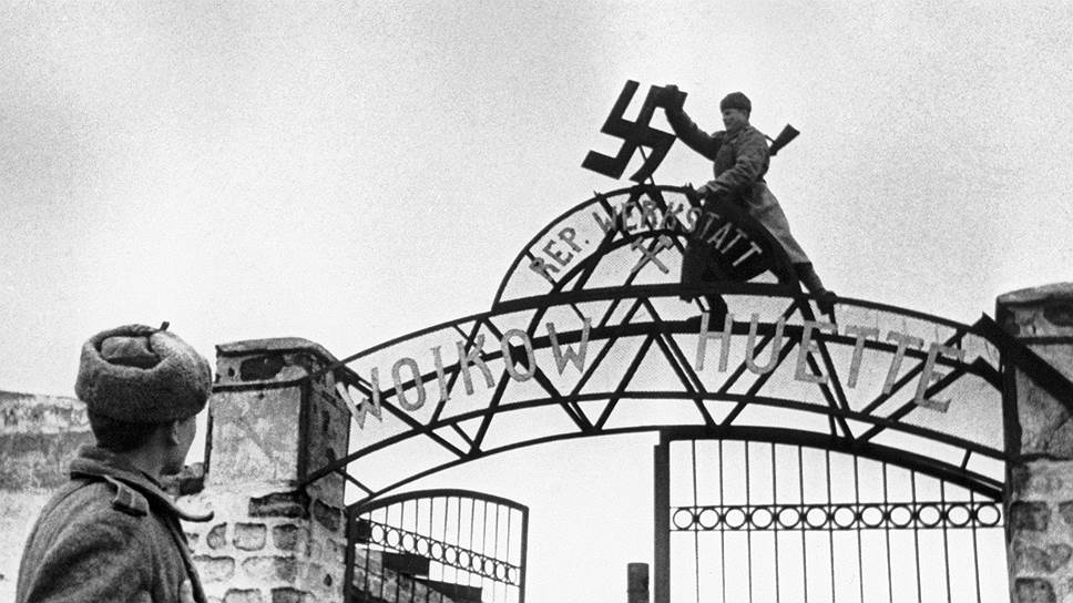 Советские бойцы срывают фашистскую свастику. Керчь, 1943 год. Макс Альперт