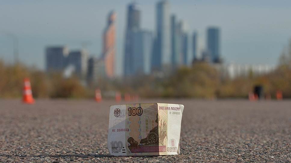 Рубль давно не падал так низко. Теперь эксперты гадают: он уже на дне или еще нет?