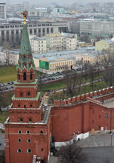 Кремлевские звезды, оказывается, разные. У той, что на Боровицкой башне (на фото),- диаметр 3,2 метра, на Водовзводной - 3, а на Спасской и Никольской - по 3,75 метра