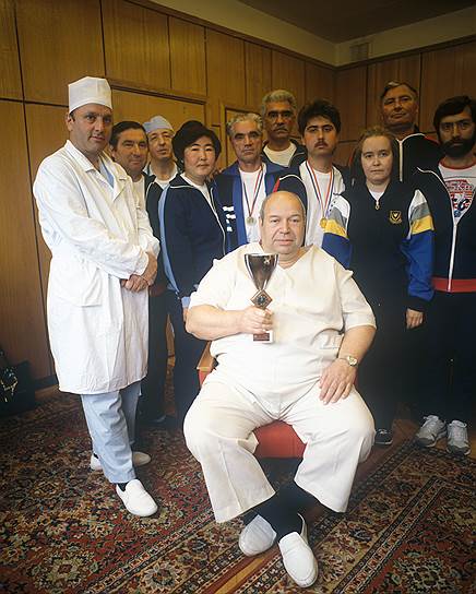 Профессор В.И. Шумаков и его пациенты, люди с пересаженными сердцами. 1990 год 
