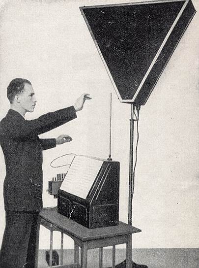 Лев Термен играет на терменвоксе. Германия, 1927 год