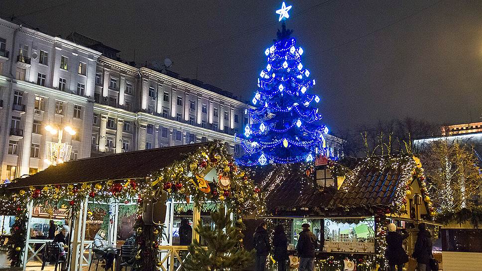 По словам мэра Сергея Собянина, Москву сейчас украшают больше тысячи елок