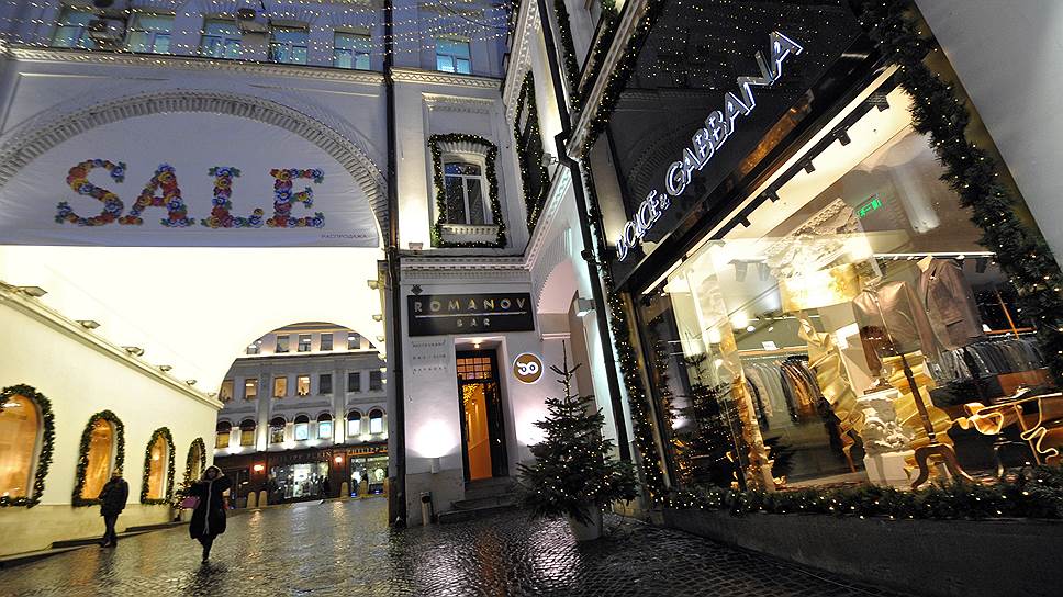 Итальянские бутики в Третьяковском проезде, Москва, январь 2015-го. После декабрьского ажиотажа даже наш покупатель устал