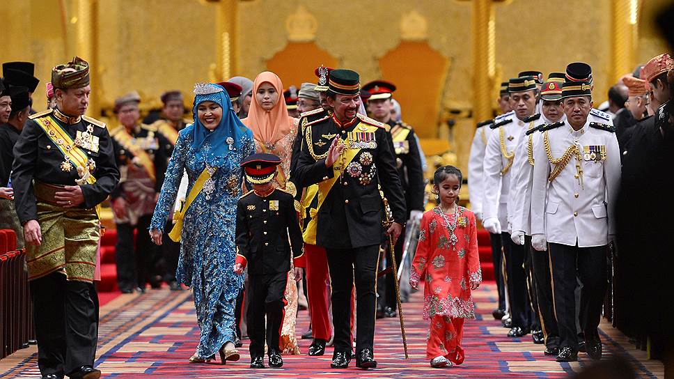 Султан Брунея (в центре) одним жестом нейтрализовал ярых сторонников шариата — ввел его сам