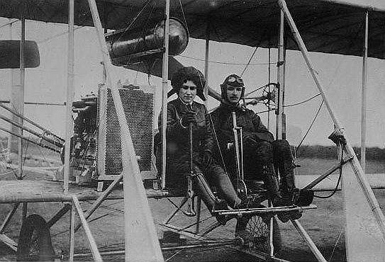 1912. Княгиня Евгения Шаховская первой из женщин подняла самолет на высоту 2,5 км. Она же первой из женщин выполнила "петлю Нестерова". В 1914 году стала первой в мире военной летчицей  