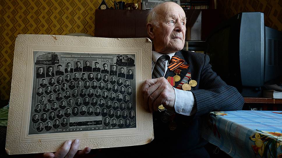 Евгений Азаичевский с фото своего локомотивного депо, в котором работал после войны 
