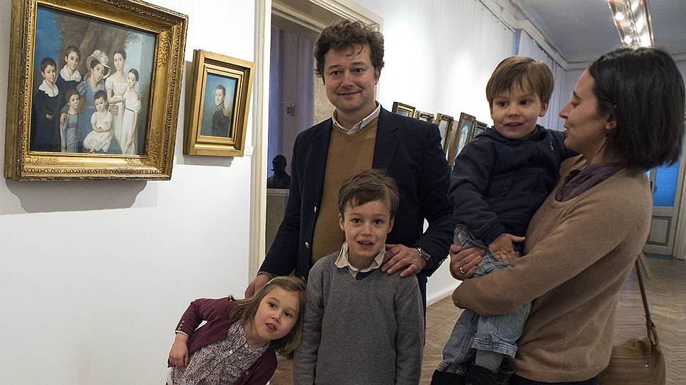 Борис Нечаефф с семьей у портрета своей дальней родственницы Екатерины Новосильцевой в Орловском музее изобразительных искусств 
