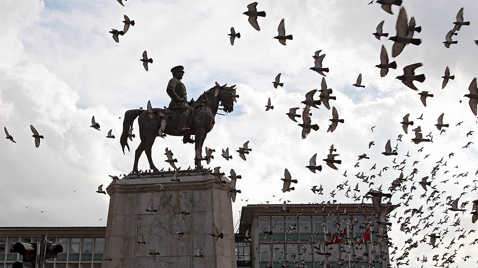 Конная статуя Ататюрка на площади Улус — в его правление отношения между Анкарой и Москвой стали дружественными едва ли не впервые в истории 
