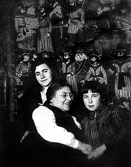 Супруга Шумяцкого, Лия Исаевна, с дочерьми, на фоне легендарного ковра Каджаров 

