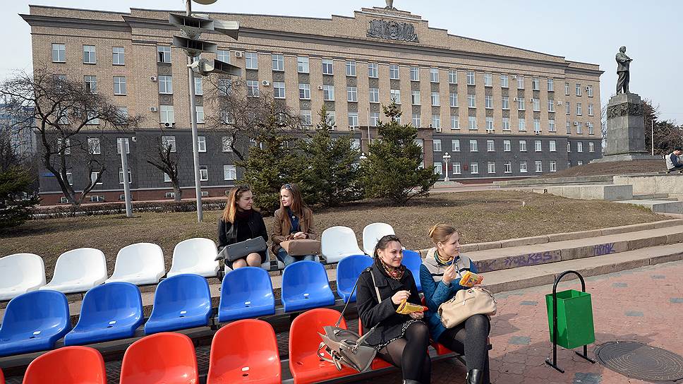В центре Орла Ленин прекрасно уживается с триколором 
