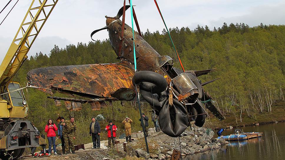 Як-1 достают из озера в Мурманской области 