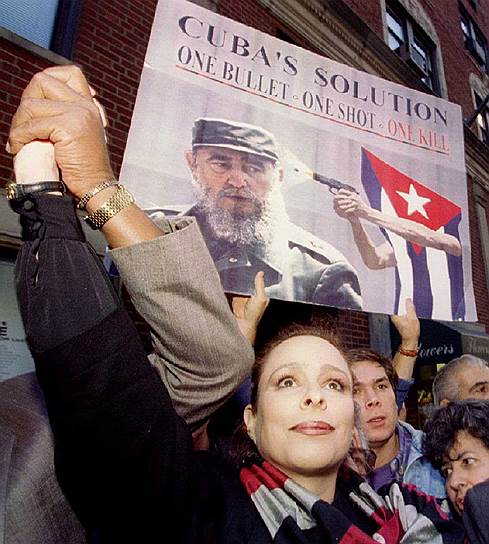 А это Алина, дочь Кастро, на демонстрации протеста против отца в Нью-Йорке 
