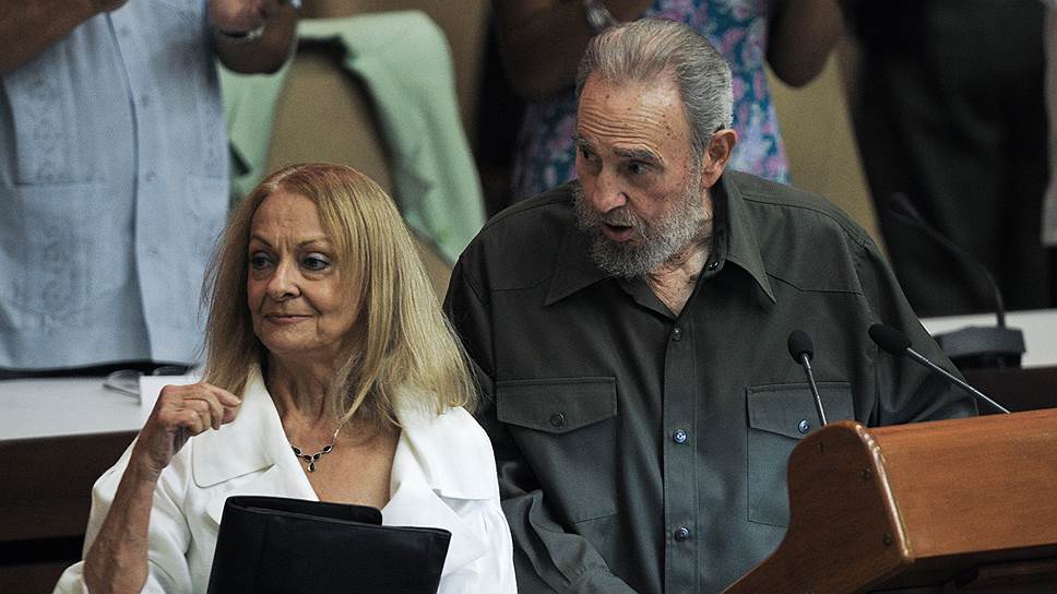 2010-й. Фидель со своей нынешней женой Далией Сото дель Валле на трибуне парламента