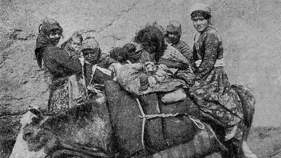 Беженки-армянки. &quot;В г. Ван,-- сообщал с Кавказского фронта корреспондент &quot;Огонька&quot;,-- скопилось 15 000 беженцев-армян из окрестных селений, где большинство жителей умерщвлено турками. Небольшой лишь части удалось бежать. На снимке изображена живописная группа женщин и детей на пути в Ван&quot;. &quot;Огонек&quot;, сентябрь 1915-го 