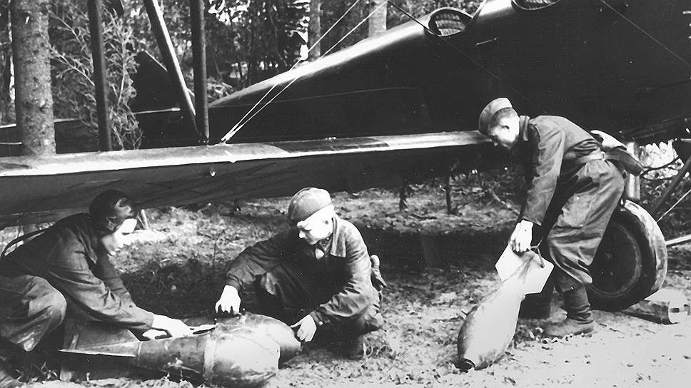 Самолеты По-2 составляли костяк советской легкой бомбардировочной авиации. Они брали на борт до 300 кг бомб 