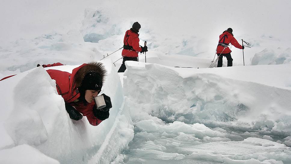 Между льдинами нередко образуются каналы ледяной воды. Чтобы преодолеть их, приходится снимать лыжи и переносить сани на руках