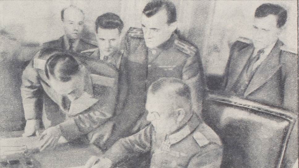 Генерал-фельдмаршал Кейтель подписывает Акт о безоговорочной капитуляции германских вооруженных сил