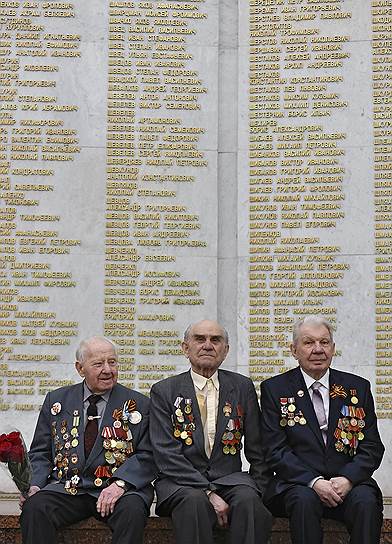 17 За спинами ветеранов в Зале Славы — имена Героев Советского Союза 