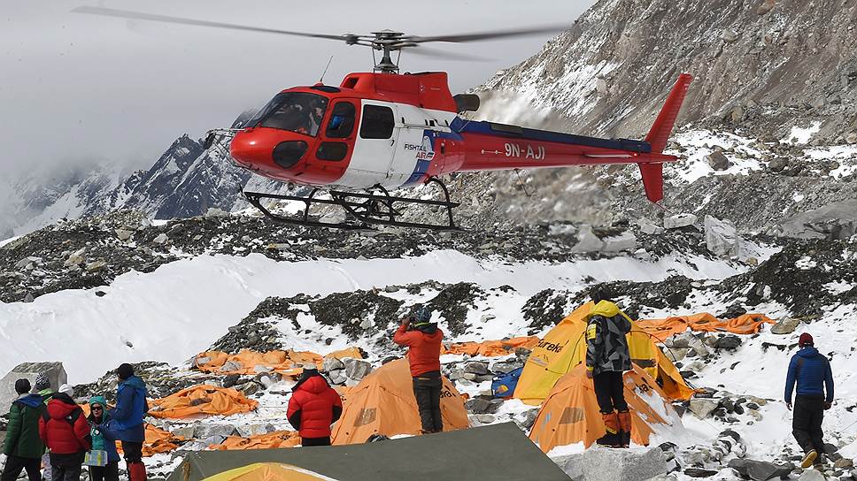 После землетрясения альпинистов из лагеря у подножия Эвереста вывозили вертолетами. В Непале верят: они вернутся