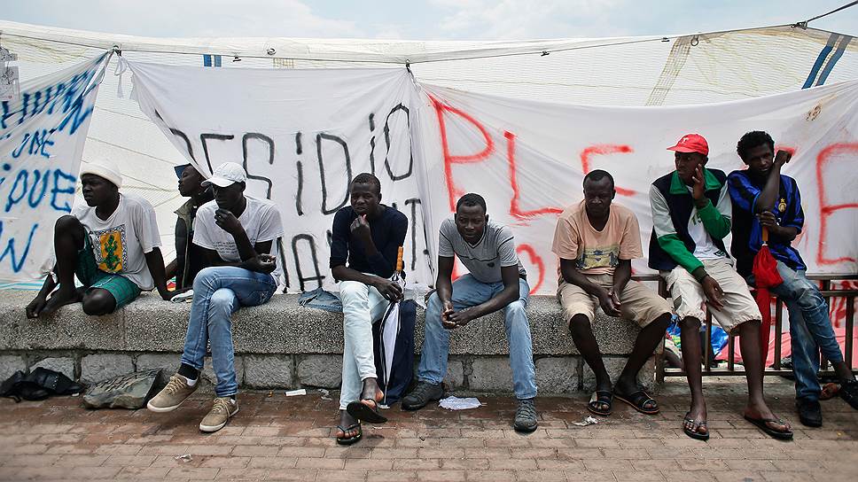 Темнокожие люди на франко-итальянской границе в борьбе за права беженцев даже голодовку объявляли. Правда, ненадолго