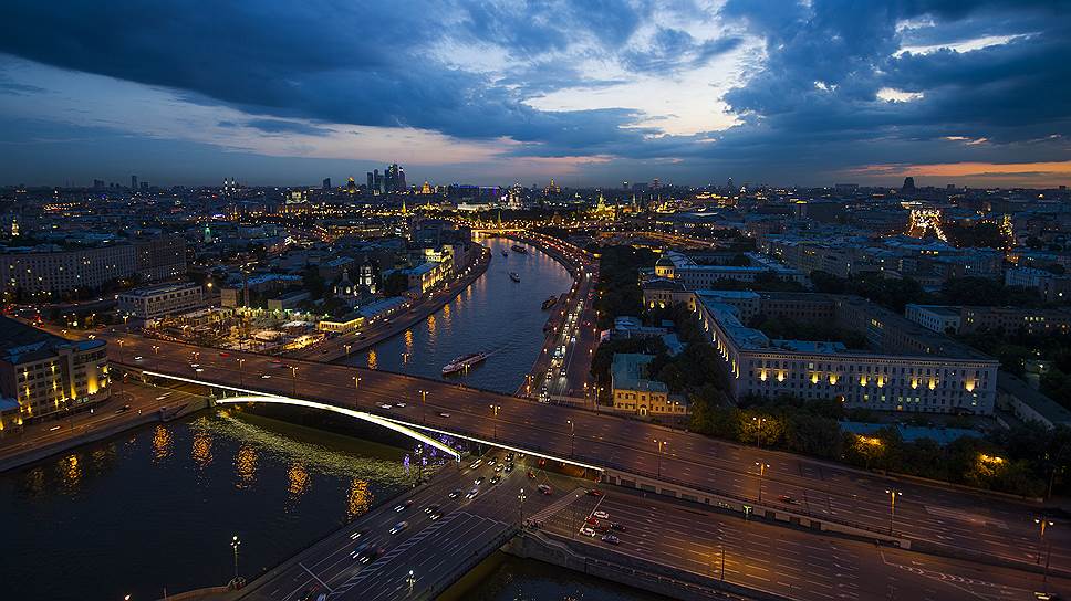 Ночью многие проблемы Москвы-реки не видны, их заслоняет красивая панорама 
