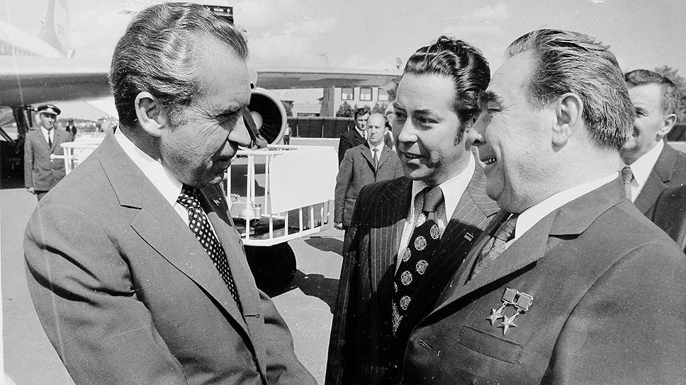 Президент Ричард Никсон и генсек Леонид Брежнев в аэропорту, 1974 год