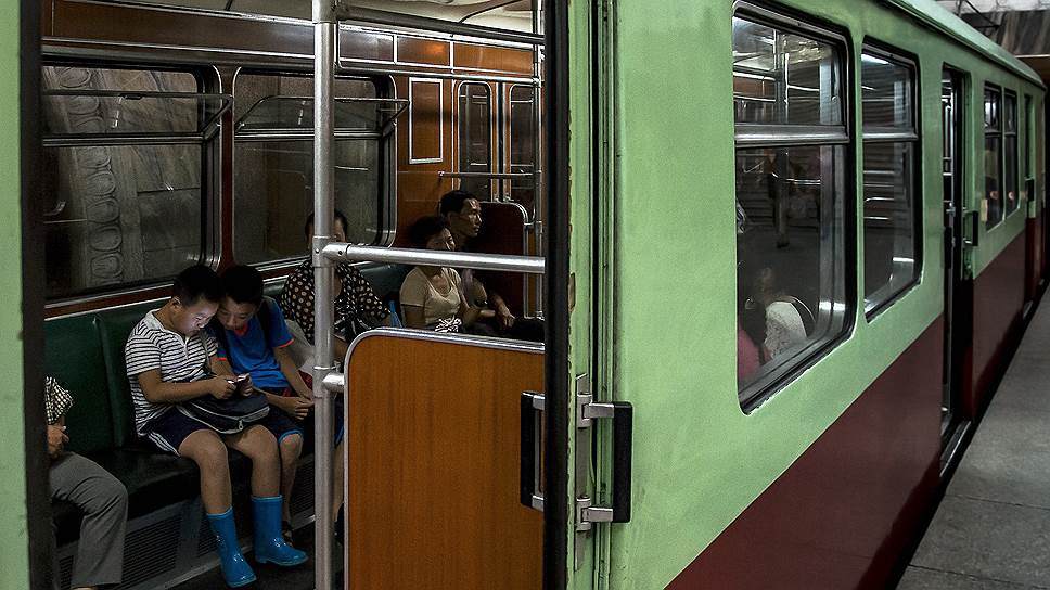 Сцена для КНДР редкая — дети в метро уткнулись в гаджет. Но объяснение есть: Пхеньян — это корейская &quot;Рублевка&quot;, жить тут — уже привилегия 
