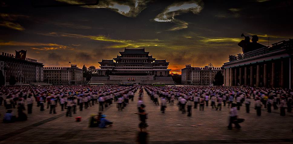 И днем, и ночью — в любую погоду на центральной площади Пхеньяна что-то репетируют. Был бы народ, а повод для массовки найдется 
